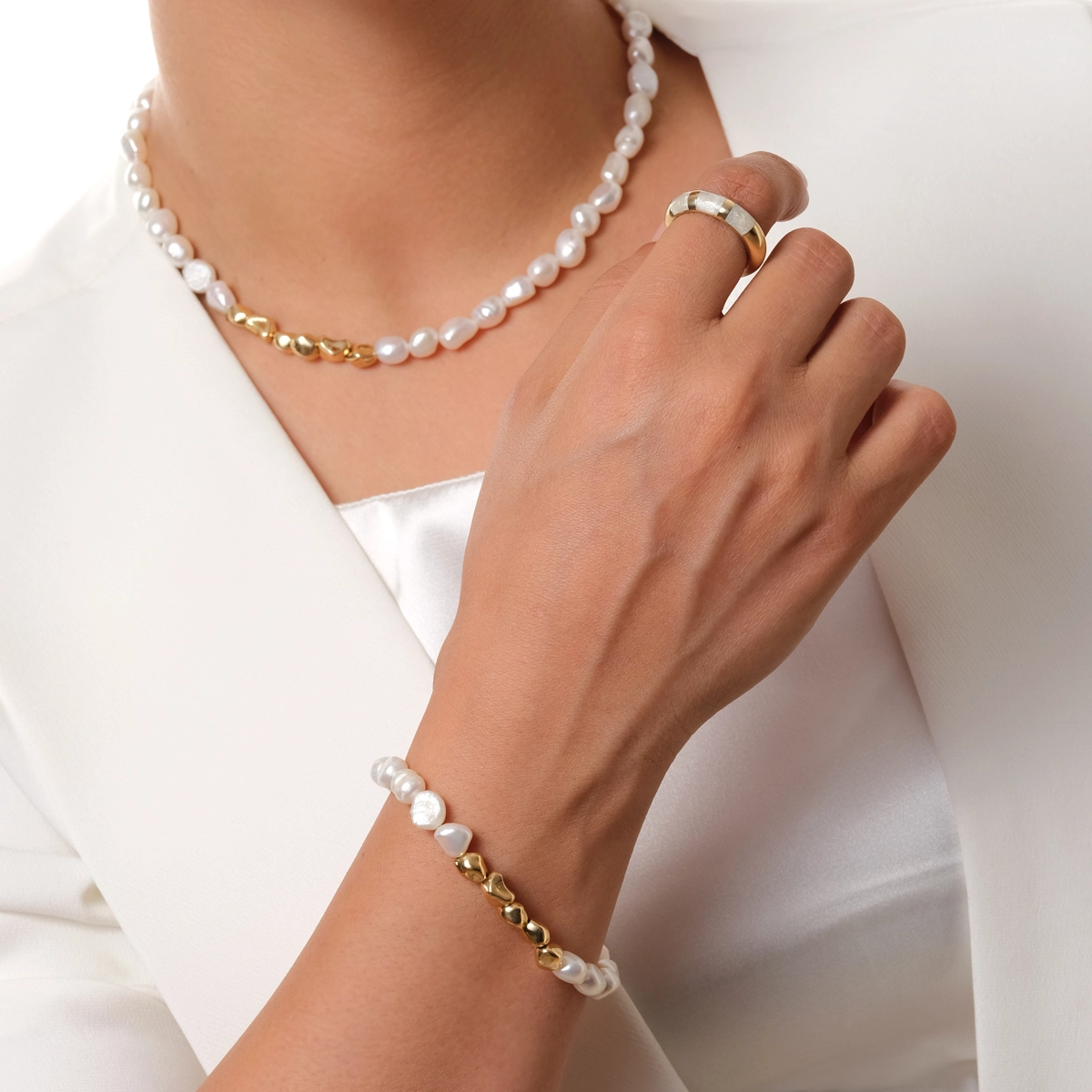 دستبند باروک سفید صدفی